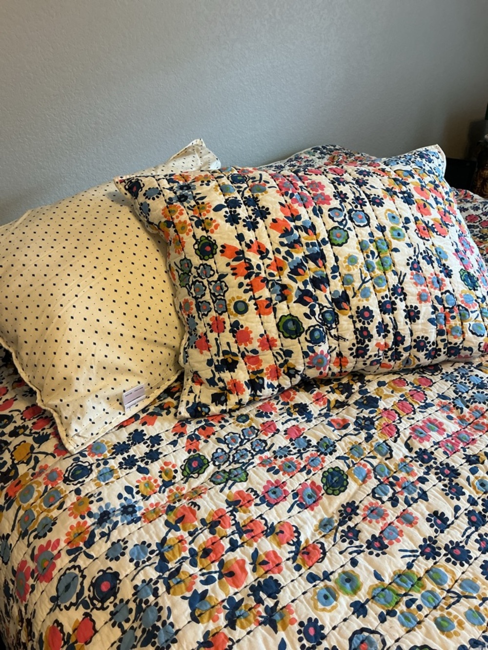 VERA BRADLEY QUEEN SIZE QUILT/2 SHAMS - Picture 4 of 4